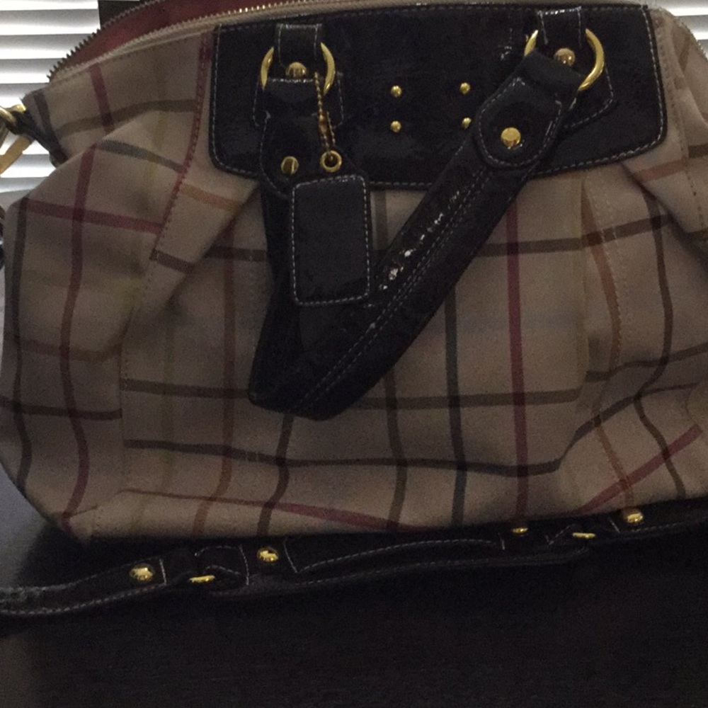 Nice Shoulder Bag looks like Burberry